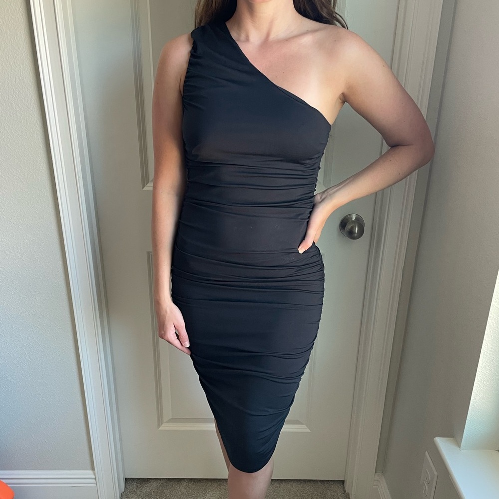 FRANCESCA’S One-Shoulder Midi Dress